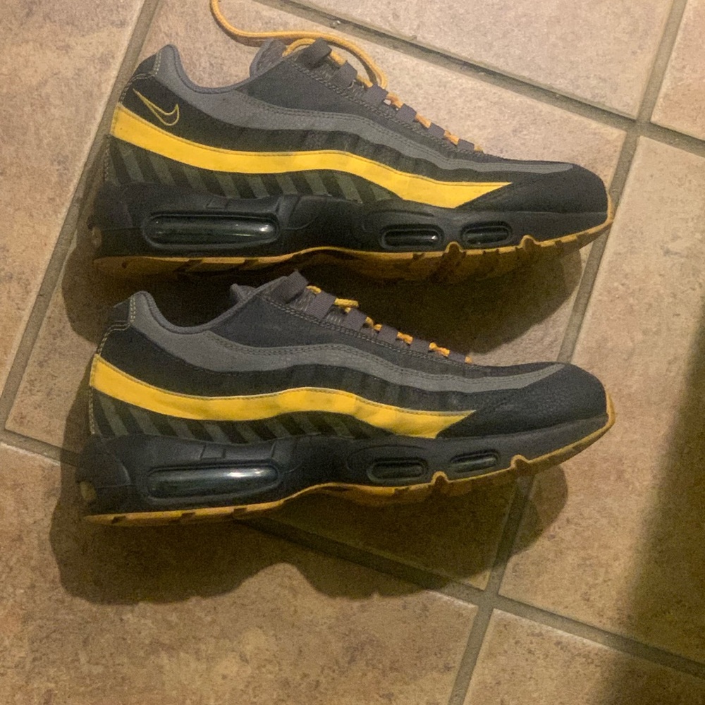 NIKE AIR MAX 95 SIZE 10.5
